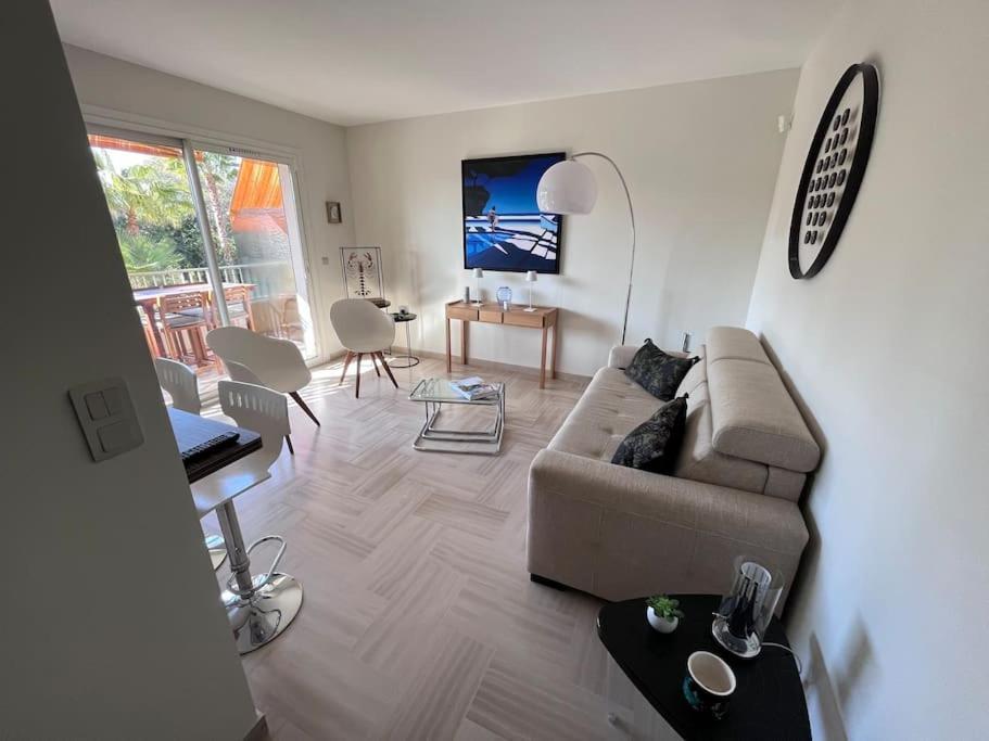 Appartement Avec Terrasse, Vue Jardin Et Piscine アンティーブ エクステリア 写真